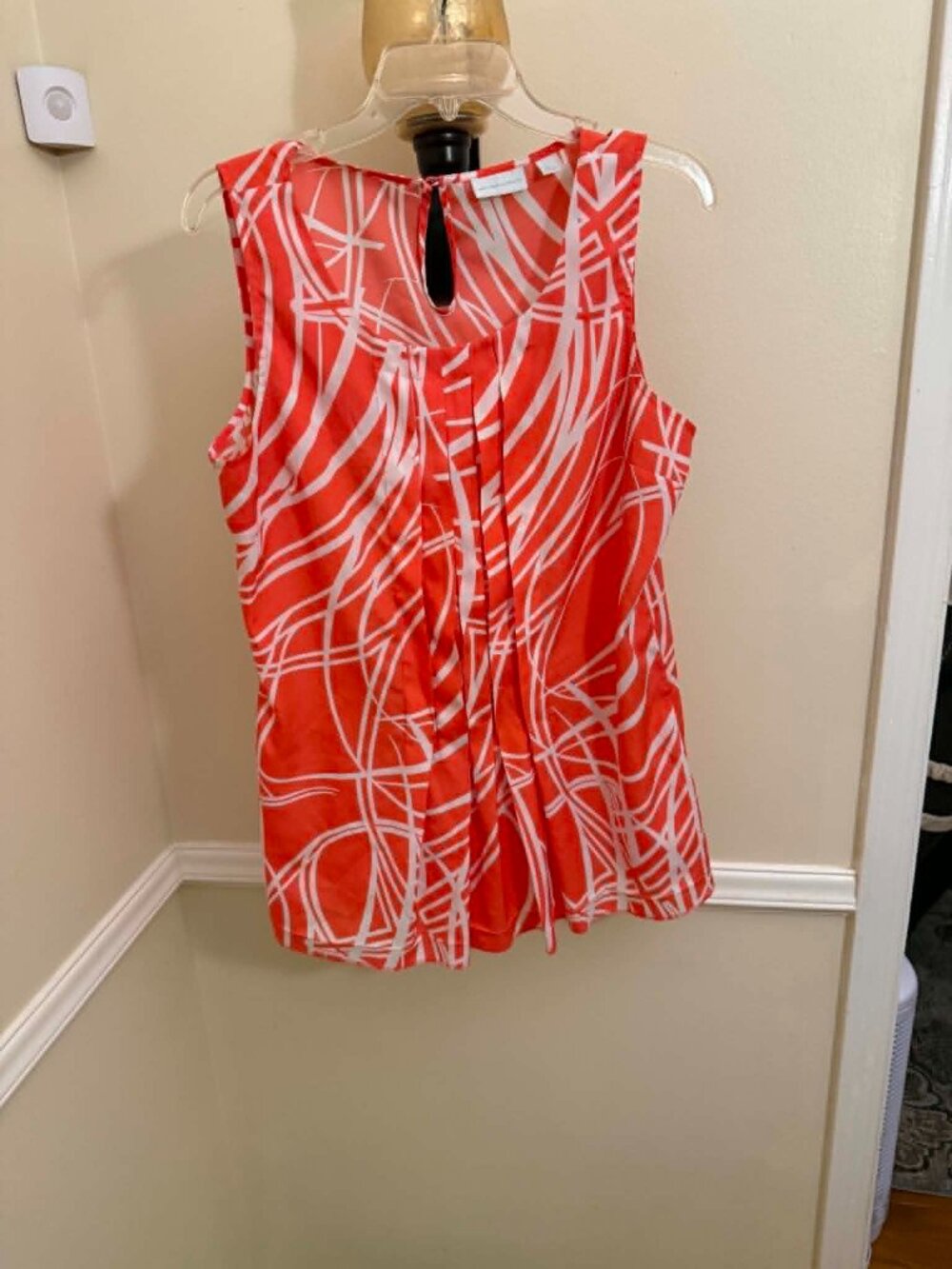 NEW YORK & CO CORAL AND WHITE PLEATED FRONT TOP LARGE